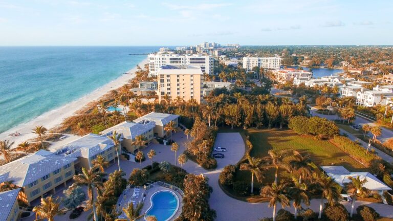 Naples Neighborhood Spotlight: Port Royal vs. Aqualane Shores