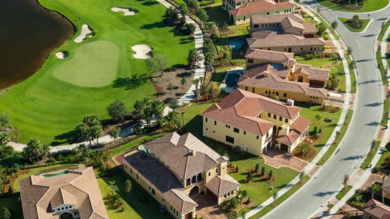 Golf Community Real Estate in Naples: What Buyers Should Know